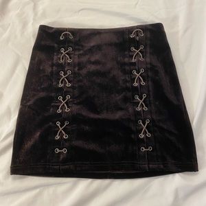 Velvet mini skirt with rope details 🤎